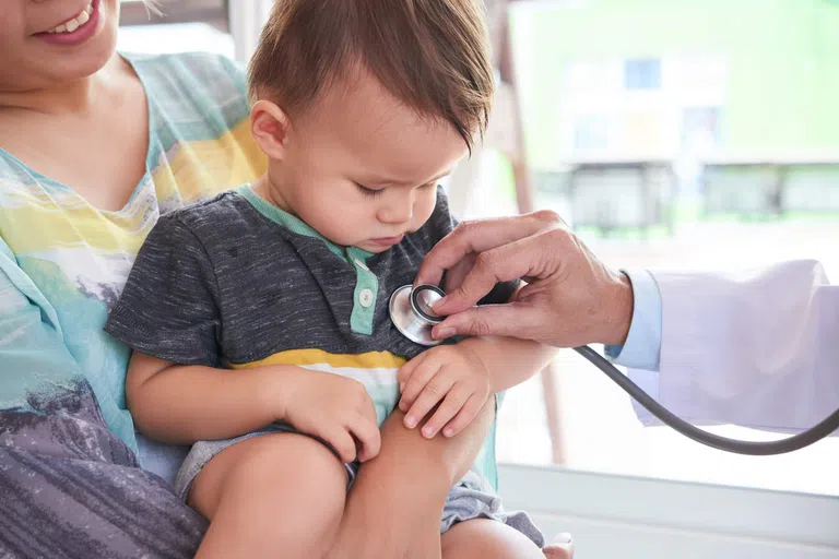 Astma u dzieci – przyczyny, objawy, leczenie i wsparcie z ubezpieczenia