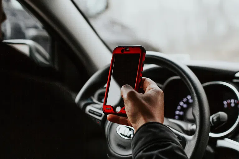 Co grozi kierowcy za używanie telefonu podczas jazdy?