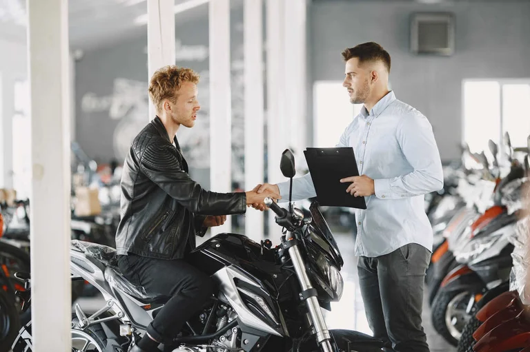 Sprzedaż motocykla: umowa sprzedaży, rejestracja i OC - co warto wiedzieć?
