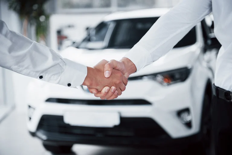 Co powinna zawierać umowa kupna - sprzedaży samochodu?